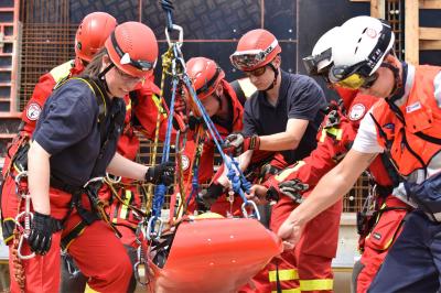 Aalen: Grossuebung der Malteser Hoehen- und Tiefenrettungsgruppe in schwindelerregender Hoehe